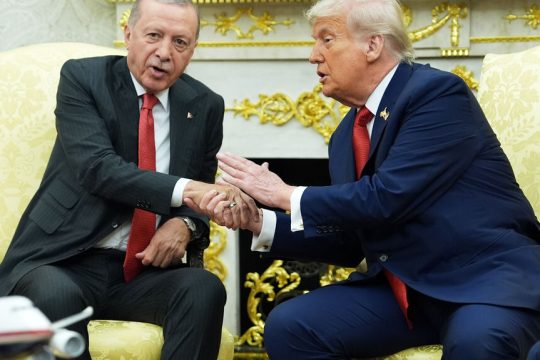 Θερμή χειραψία του Ντόναλντ Τραμπ με τον Ρετζέπ Ταγίπ Ερντογάν στη χθεσινή συνάντησή τους στον Λευκό Οίκο